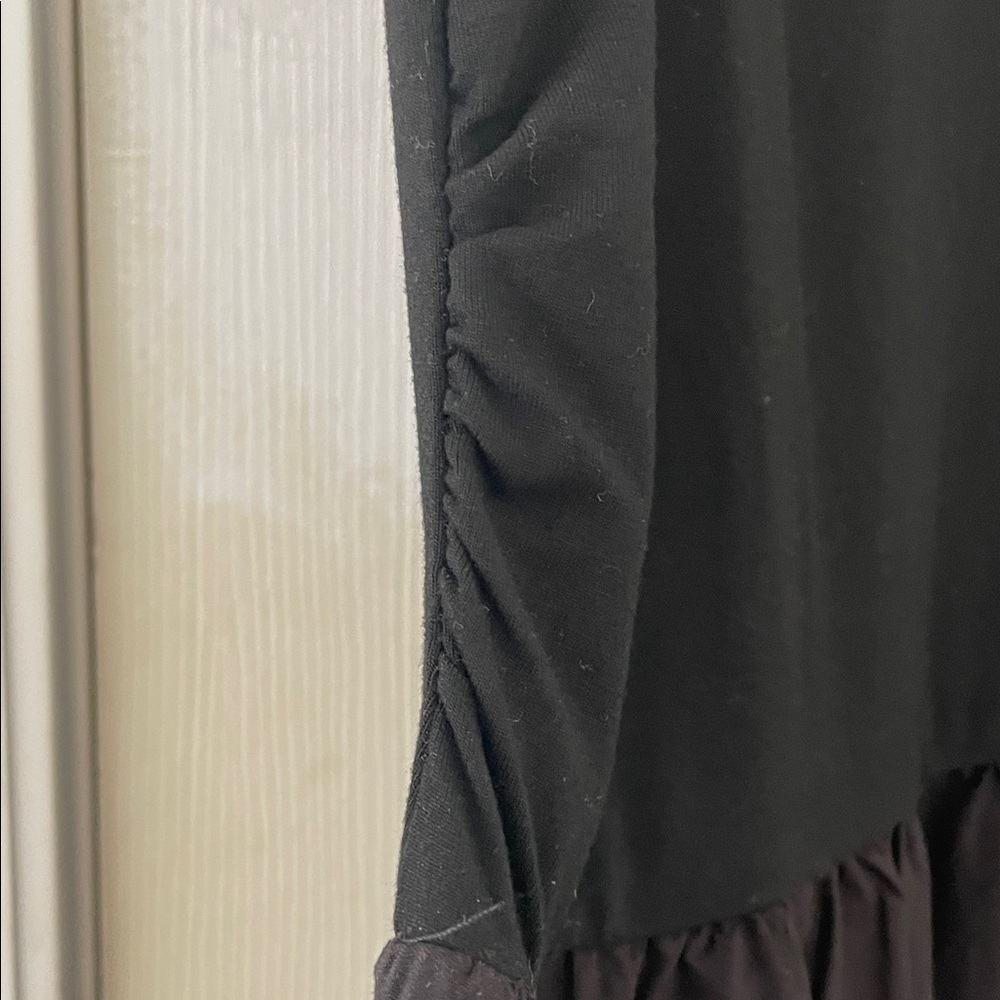 Elegant Black Sleeveless Dress - Picture 4 of 10